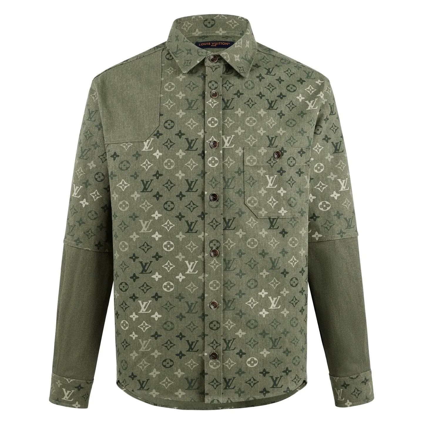 🅿️600 1v 25SS full-print green camouflage work jacket style shirt. The original purchase was 16,000 and developed. The fabric is made of custom-dyed 50-count plain double-ply pique cotton. Before positioning and cutting the fabric pieces, digital typesetting is used to lock the position of the full-print Monogram pattern to ensure that the pattern is continuous and without misalignment after splicing. The pattern alignment error between the body and the solid color splicing area is controlled within 0.5cm. The printing process uses digital direct injection technology: the pigment penetrates the fabric fibers with micron-sized particles, presenting a low-saturation vintage tone while maintaining the breathability of the fabric. The wear resistance of the printing layer reaches level 5 (friction test ≥ 200 times without falling off). The body is made of twill canvas blended fabric, and the splicing parts are reinforced with double-needle buried clip technology. The buttons are made of brass-plated matte paint, and the stitching is made of high-tenacity nylon thread with a tensile strength of 150N. The overall process takes into account both visual integrity and practical durability. The overall wiring is straight and delicate, the fabric is comfortable and soft, and the color is consistent without color difference. It can be matched with the same style to create a fashionable look and control various occasions. Customized accessories, complete with three standards, the same style for men and women. Size:S-M-L-XL